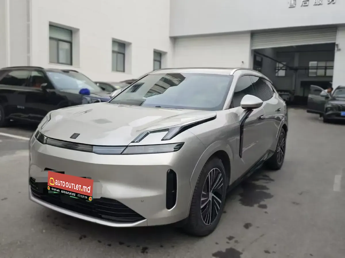 Lynk & Co 08 (4x4) 2023